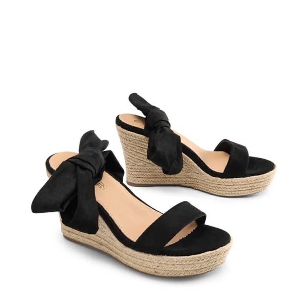 DREAM PAIRS
Espadrilles Ankle Tie Lace Up Platform Wedges
EUC SZ 9.5 with box